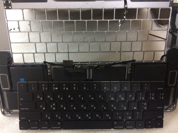 Демонтаж старой клавиатуры MacBook Pro A1707 